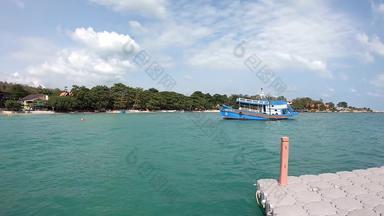 视频移动左一边钓鱼船浮动码头使塑料移动波海backgroubd海滩旺迪安海滩KOH萨米罗勇府泰国